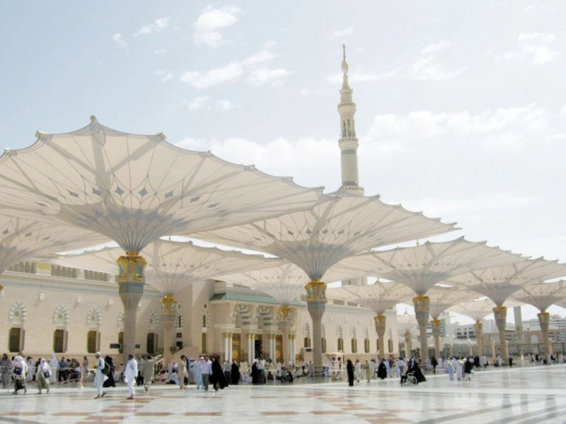 مصلو الجمعة في طريقهم للمسجد النبوي (مكة)