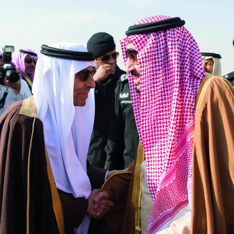خادم الحرمين يصافح أحد مستقبليه