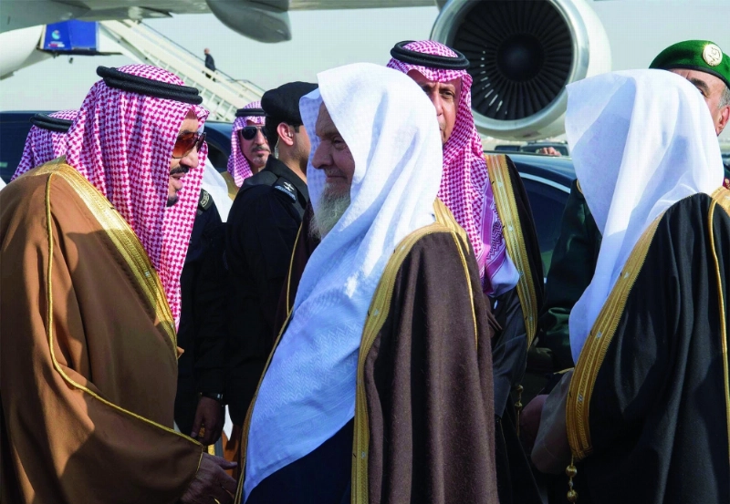 .. ومصافحا مستقبليه