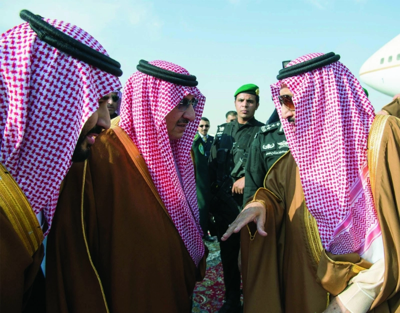 الملك سلمان لدى وصوله الرياض أمس وفي استقباله ولي العهد وولي ولي العهد (بندر الجلعود)