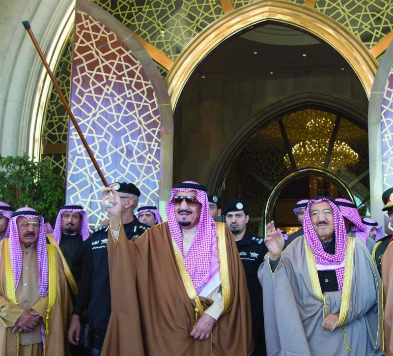 خادم الحرمين مودعا الشيخ صباح الأحمد وعددا من المسؤولين