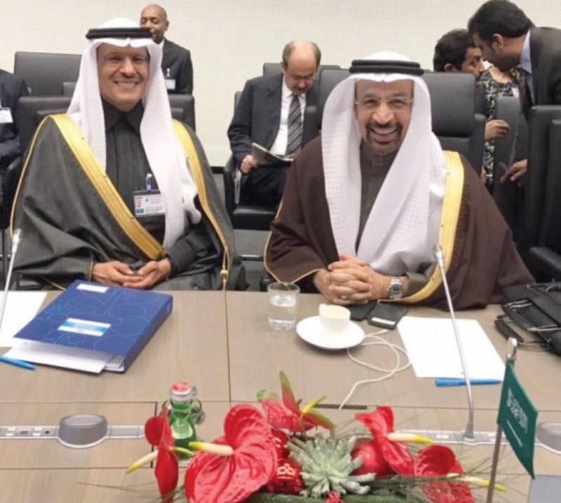 وزير الطاقة ونائبه الأمير عبدالعزيز بن سلمان في الاجتماع أمس (مكة)