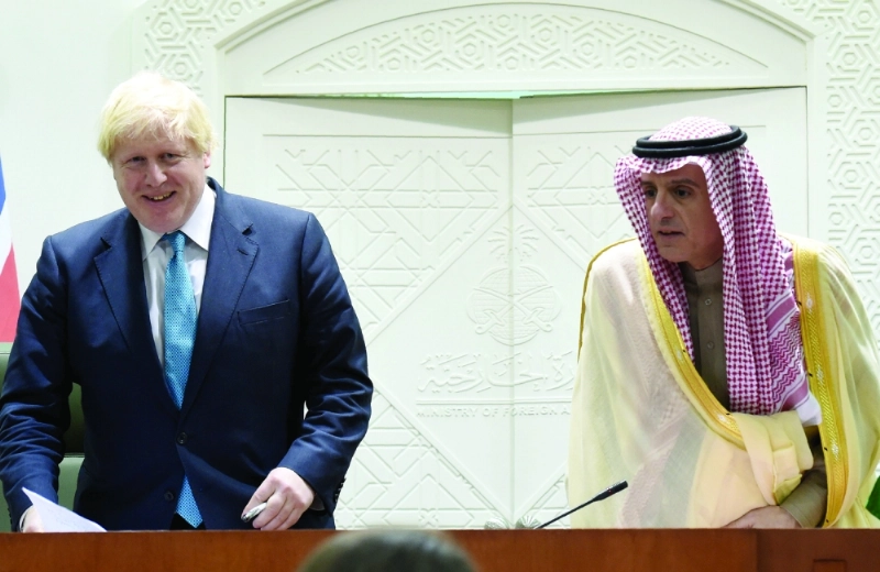 الجبير مع نظيره البريطاني جونسون خلال المؤتمر الصحفي أمس ( أ ف ب)