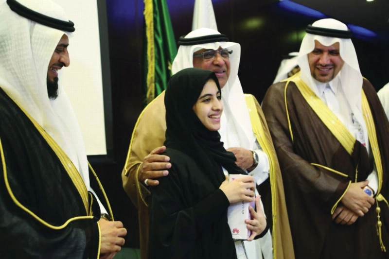 طالبة من ذوي الاحتياجات الخاصة خلال تكريمها (مكة)