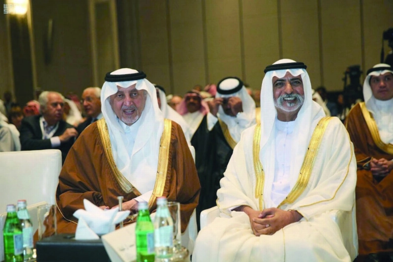 خالد الفيصل ونهيان بن مبارك أثناء الحفل (واس)