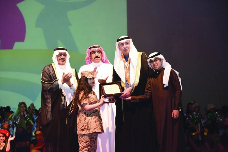 تكريم طفلة الشهيد في ختام المهرجان (مكة)