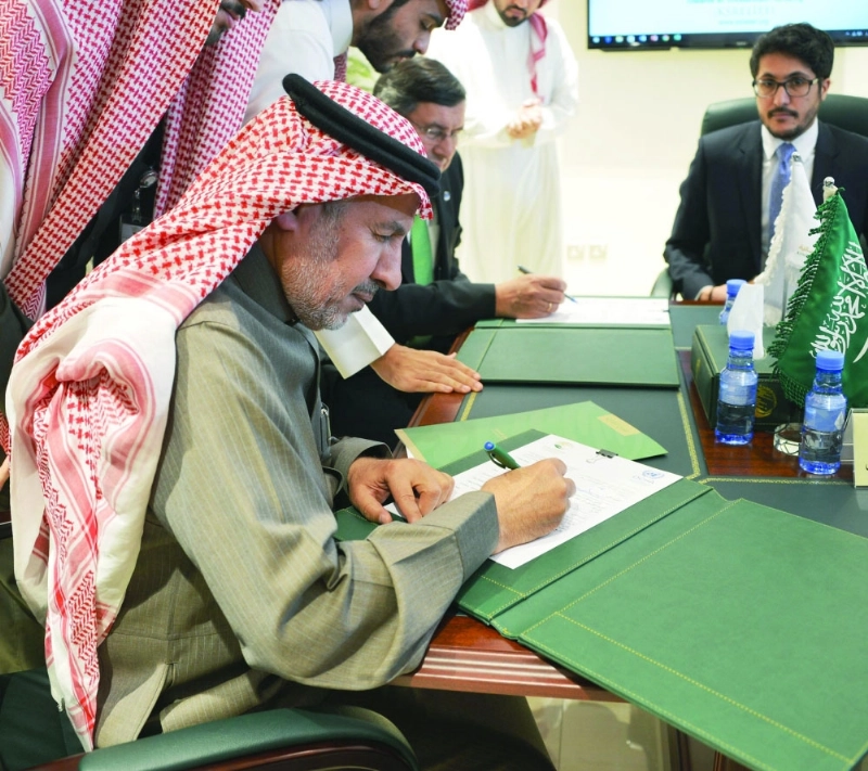 الربيعة يسلم المساهمة لصندوق دعم اليمن (واس)