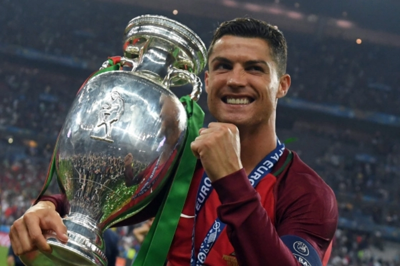 كريستيانو يحتفل بكأس أوروبا مع منتخب بلاده (أ ف ب)