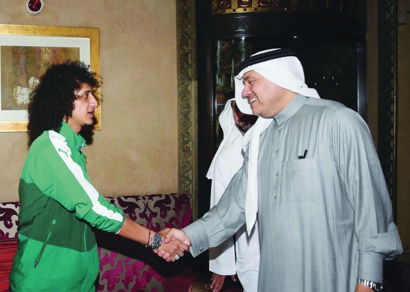 أحمد المرزوقي مستقبلا عموري في معسكر الفريق بالدوحة (إعلامي الأهلي)