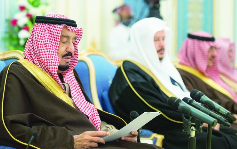 الملك سلمان ملقيا كلمته خلال أداء رئيس وأعضاء الشورى القسم أمس (واس)