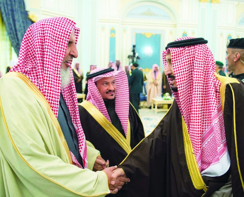 خادم الحرمين مصافحا عبدالعزيز آل الشيخ