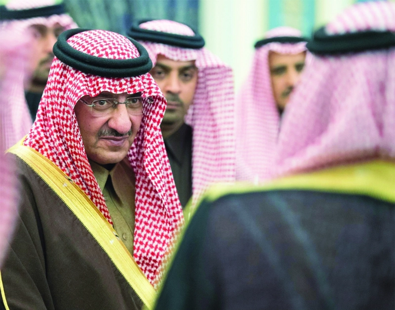ولي العهد مصافحا أعضاء المجلس