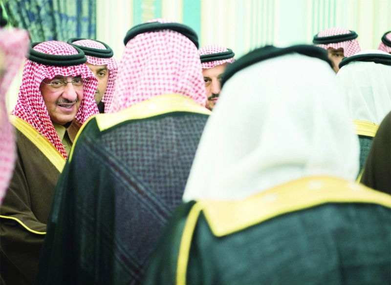 الأمير محمد بن نايف يصافح أعضاء مجلس الشورى