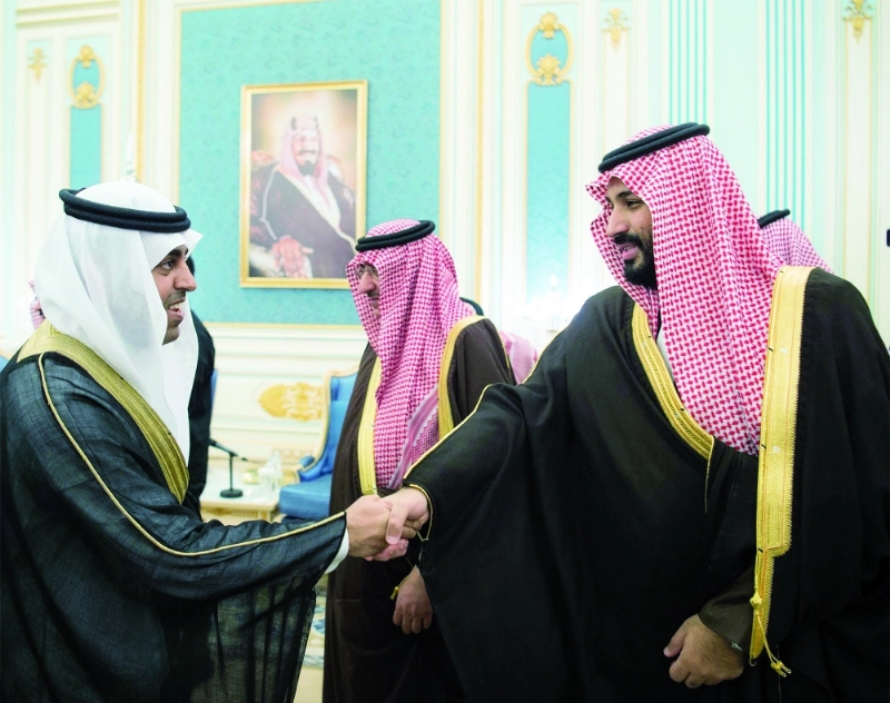 الأمير محمد بن سلمان مصافحا أعضاء المجلس