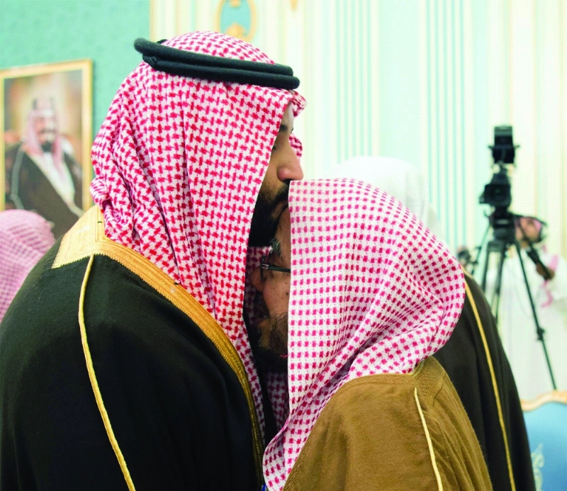 ولي ولي العهد مقبلا رأس عبدالله المطلق