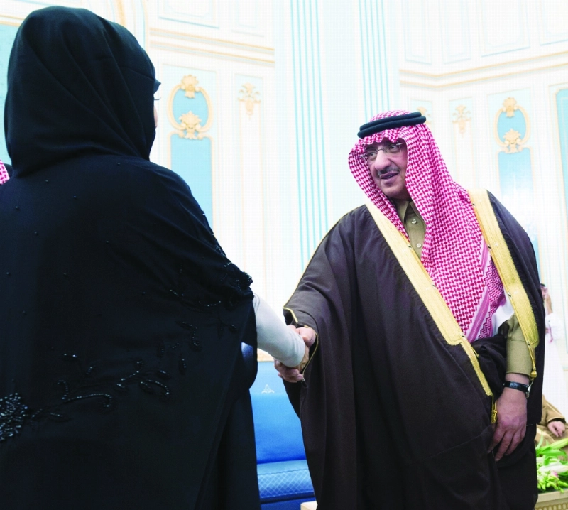 ولي العهد مصافحا إحدى عضوات الشورى