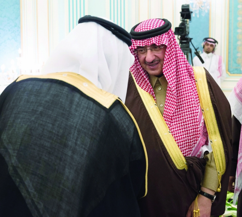 ولي العهد مصافحا أحد الأعضاء