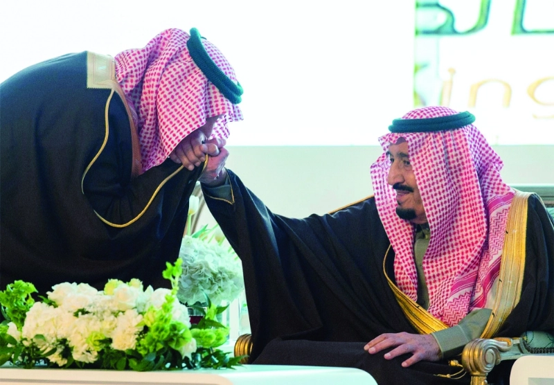 قبلة على يد خادم الحرمين من فيصل بن خالد خلال حفل جائزة الملك خالد (بندر الجلعود)