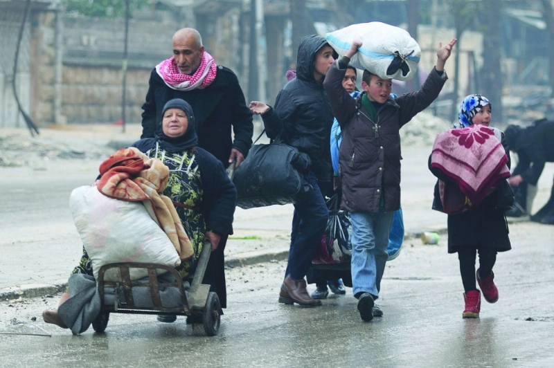 عائلة سورية نازحة من حلب (رويترز)
