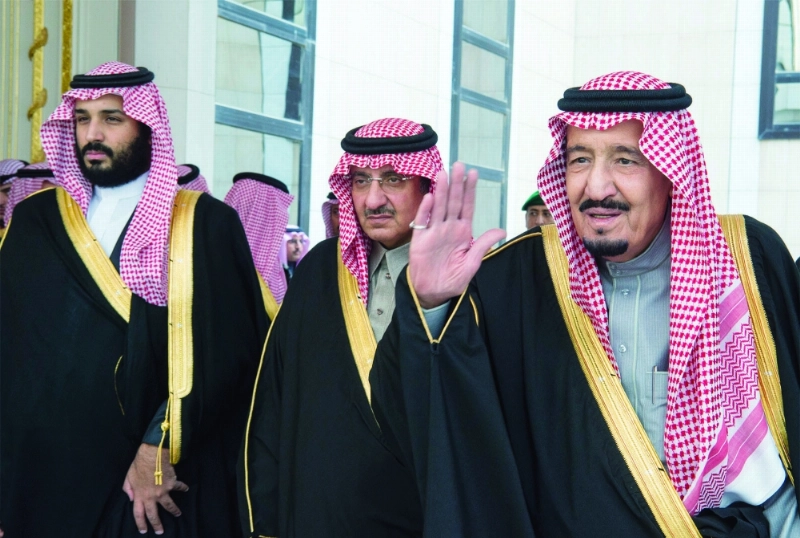 الملك سلمان لدى وصوله مجلس الشورى بحضور ولي العهد وولي ولي العهد (بندر الجلعود)