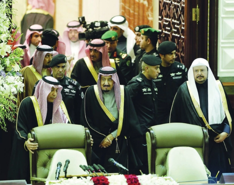 الملك سلمان لدى وصوله المجلس أمس بحضور آل الشيخ (محمد مشهور)