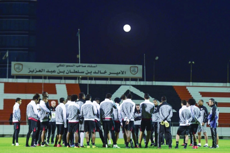 سامي الجابر يتحدث للاعبيه قبل مواجهة الاتفاق (إعلامي الشباب)
