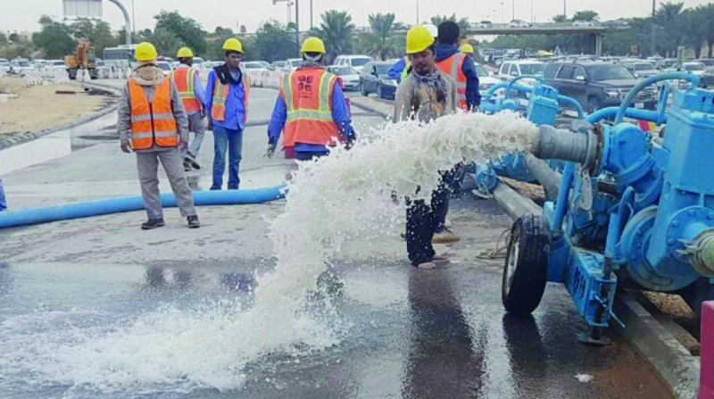 عمال الصيانة خلال السيطرة على الكسر (مكة)