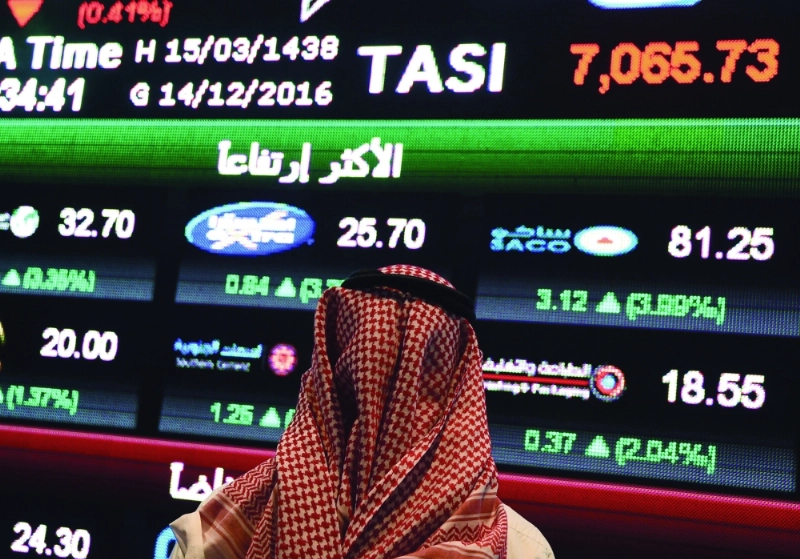 مستثمر يتابع أسعار الأسهم السعودية (مكة)