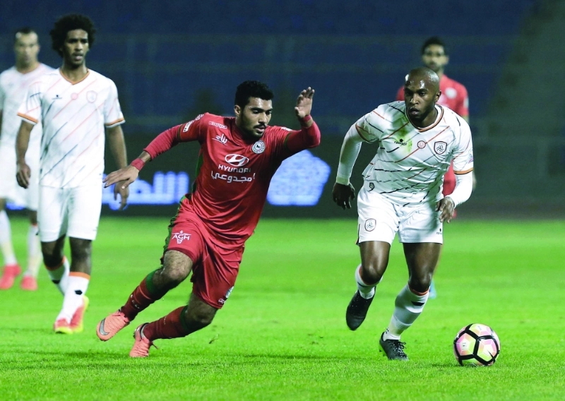 هيبرتي وعمر السنين في سباق على الكرة (إ ب أ)