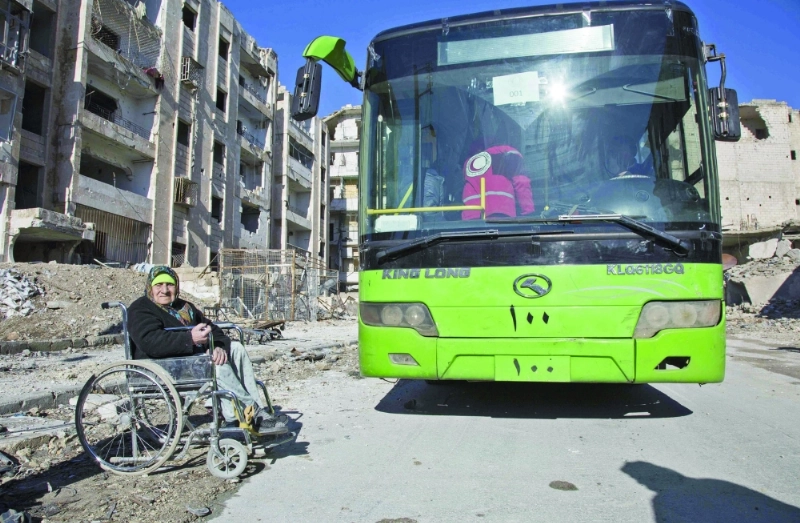 .. ومسنة تنتظر حافلة