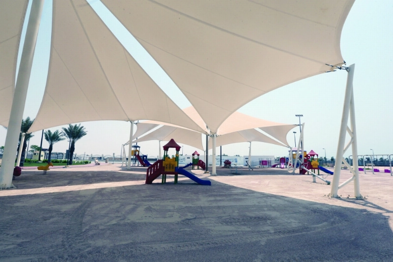 مظلات تغطي ألعاب الأطفال