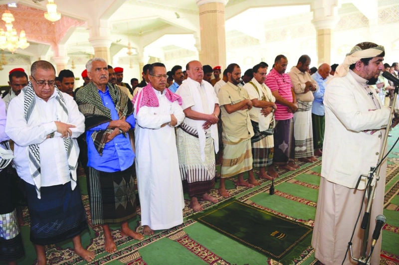 هادي يؤدي صلاة الجمعة بقصر المعاشيق في عدن أمس (سبأ نت)