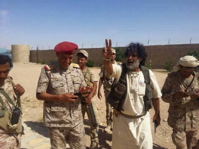 محافظ الجوف العكيمي يلوح بعلامة النصر (مكة)