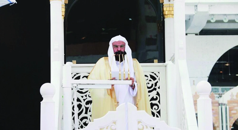 عبدالرحمن السديس خلال خطبة الجمعة أمس (واس)