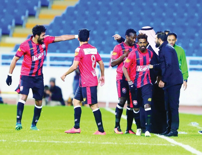 لاعبو الرائد يحتفلون مع مدربهم بهدف سلطان سوادي أمس (إ ب أ)