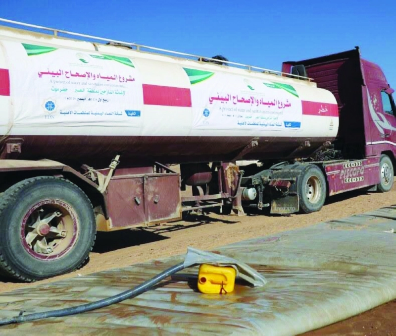 ناقلة مياه لإغاثة النازحين اليمنيين في حضرموت (واس)
