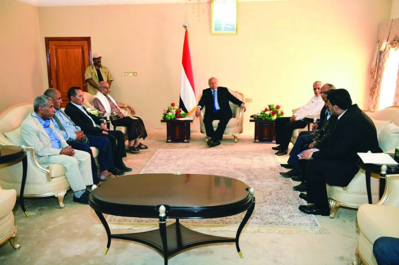 هادي مع قيادات أحزاب اللقاء المشترك بتعز أمس (سبأ نت)