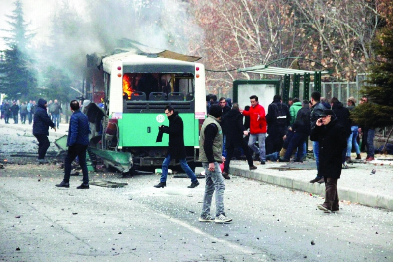 حشود تركية حول حافلة محترقة بتفجير مفخخ في قيصرية أمس (أ ب)
