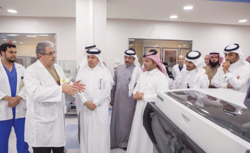 صالح المؤنس يستمع لشرح إبراهيم بني هميم خلال الجولة (مكة)