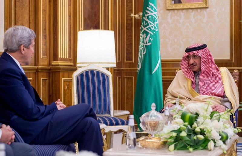 الأمير محمد بن نايف لدى لقائه جون كيري اليوم في الرياض (واس)