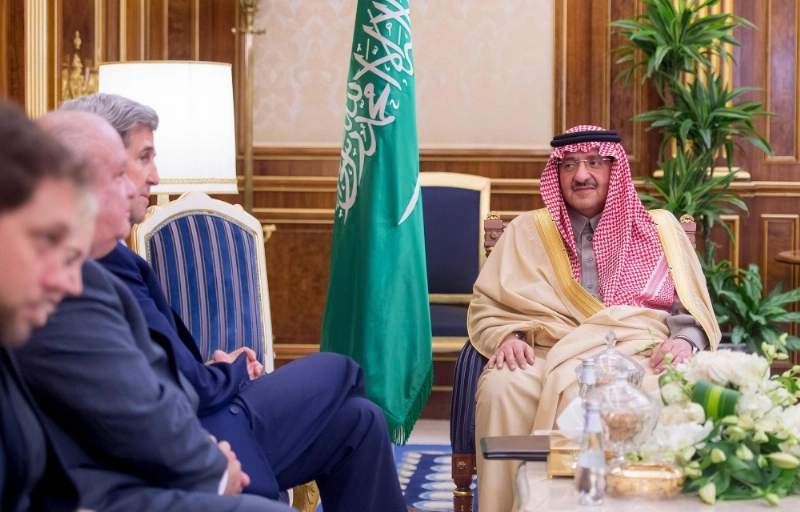 الأمير محمد بن نايف لدى لقائه جون كيري اليوم في الرياض (واس)