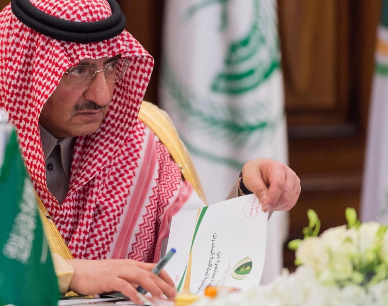 الأمير محمد بن نايف مطلعا على أحد التقارير