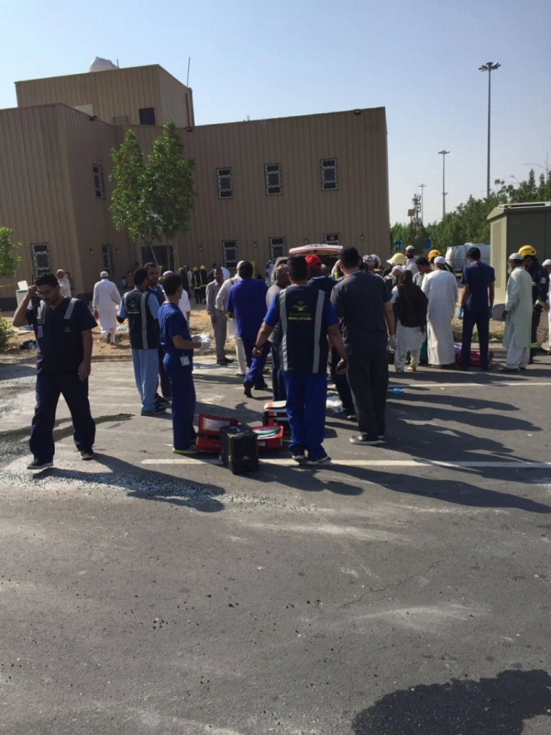 الفرق الإسعافية خلال مباشرة الحادث (مكة)