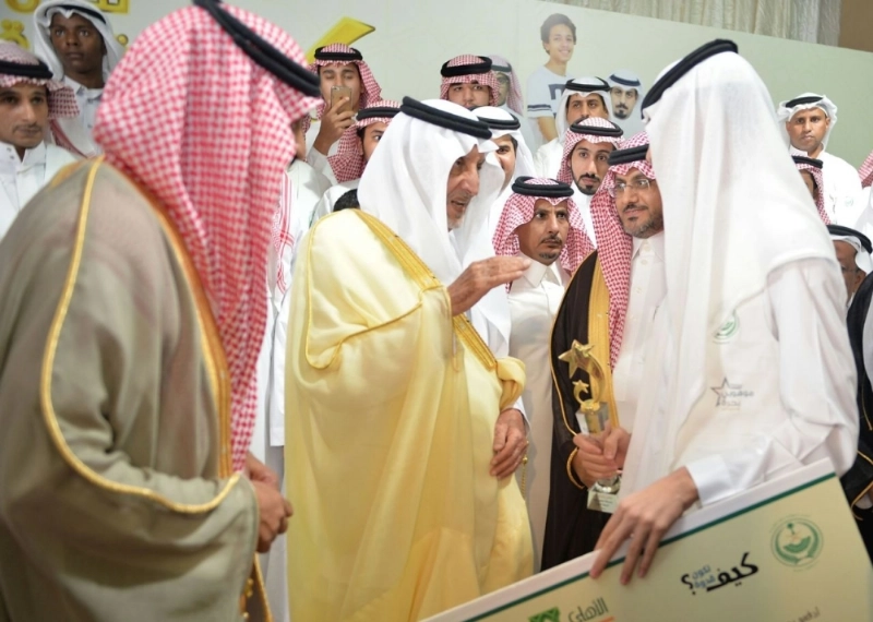 خالد الفيصل في حديث مع طالب متميز