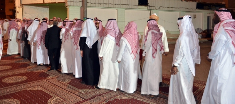 عدد كبير من المواطنين يتوافدون لتقديم العزاء (عبدالمحسن دومان)