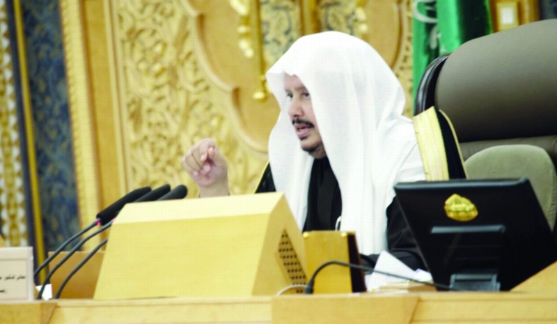 عبدالله آل الشيخ يتحدث لأعضاء المجلس