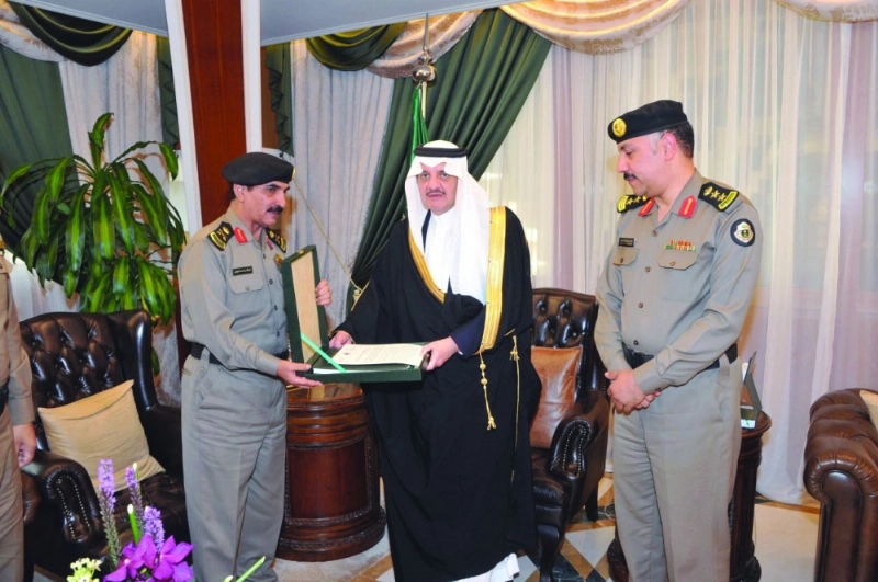 سعود بن نايف لدى تسلمه التقرير (مكة)