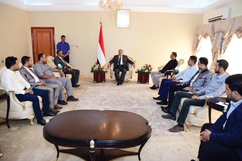 هادي مستقبلا مجموعة من حركة شباب تعز بعدن أمس (سبأ نت)