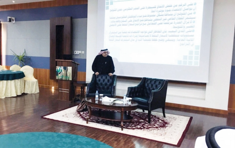 الدكتور عاصم عرب محاضرا في غرفة الأحساء (مكة)