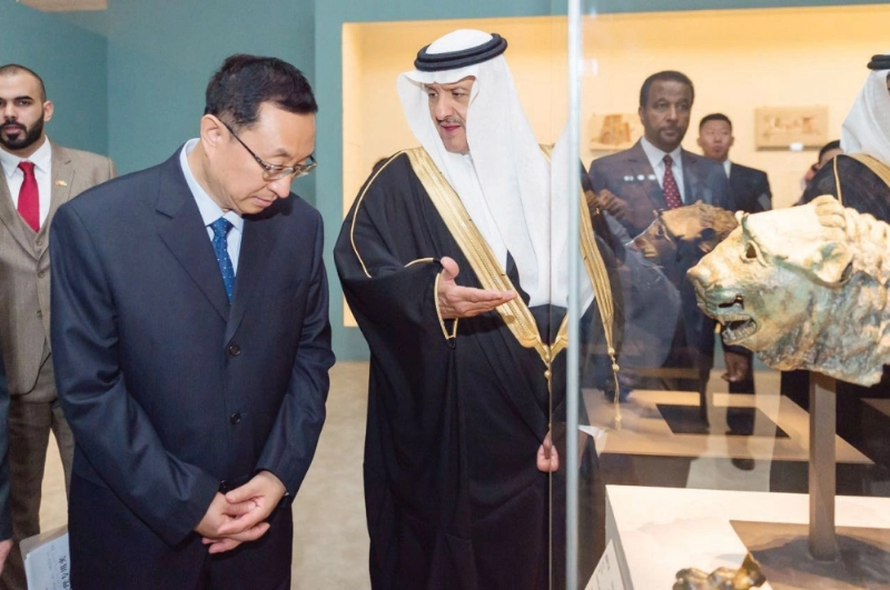 سلطان بن سلمان يعرف بإحدى القطع النادرة لوزير الثقافة الصيني (مكة)